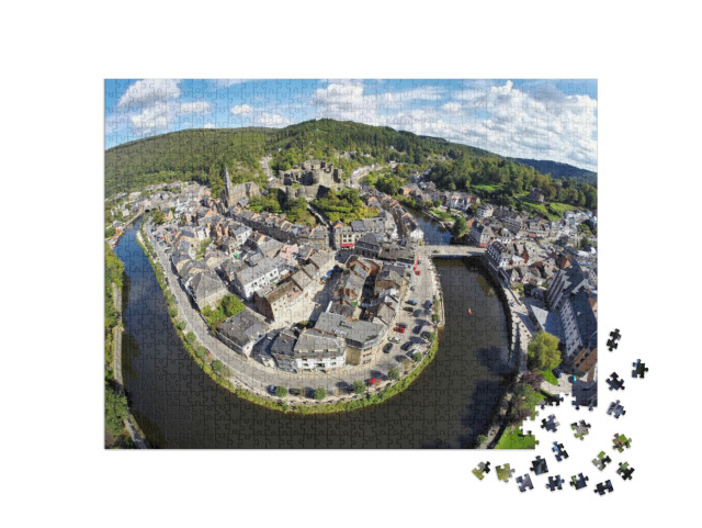 puzzle 1000 dílků „Letecký pohled na belgické město La Roche-en-Ardenne s řekou Ourthe“