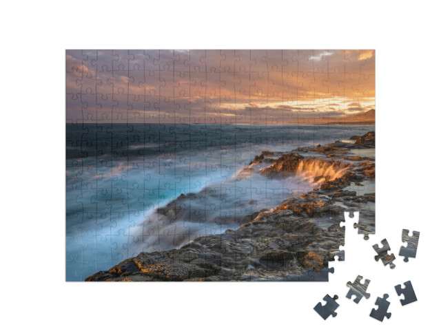 puzzle 200 dílků „Působivý západ slunce nad skalnatými útesy Fuerteventury“