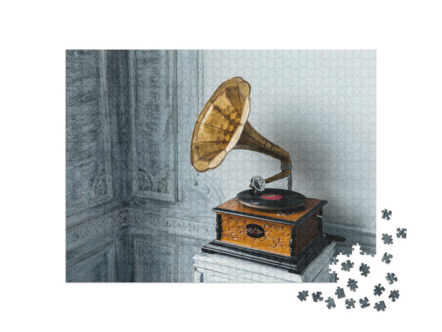 puzzle 1000 dílků „Starožitný gramofon z vyřezávaného dřeva a mosazi“