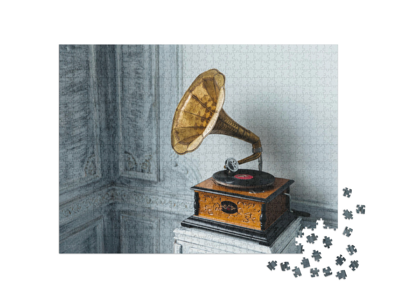 puzzle 1000 dílků „Starožitný gramofon z vyřezávaného dřeva a mosazi“
