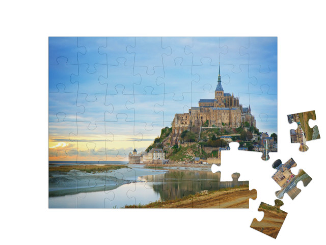 puzzle 48 dílků „Le Mont-Saint-Michel, město při západu slunce, Bretaň Francie, tónovaný“