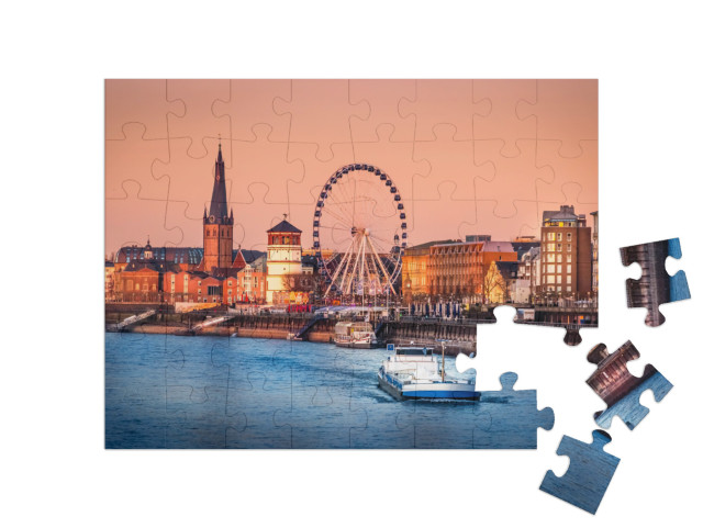 puzzle 48 dílků „Večerní pohled na Rýn a historické centrum Düsseldorfu, Německo“