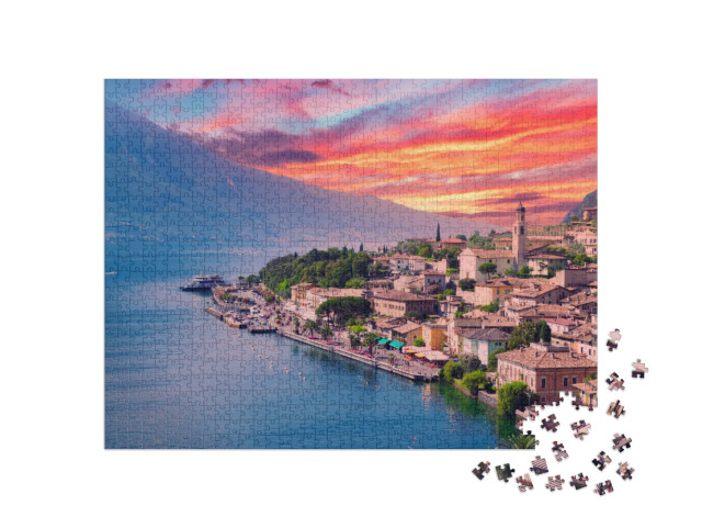 puzzle 1000 dílků „Limone sul Garda v záři zapadajícího slunce, Itálie“