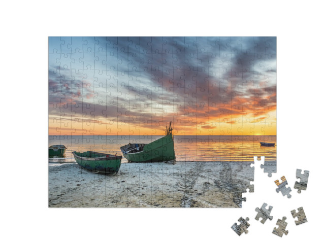 puzzle 200 dílků „Zakotvená rybářská loď na písečné pláži Baltského moře“