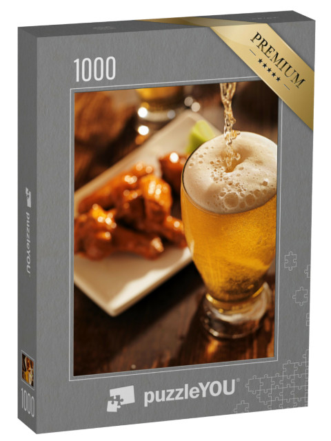 puzzle 1000 dílků „Nalévání piva s kuřecími křidélky v pozadí...“