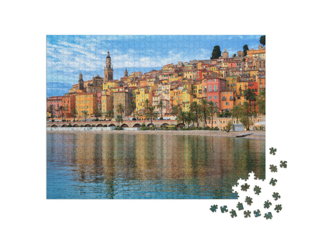 puzzle 1000 dílků „Barevné domy a písečná pláž: pohled na Menton, Riviéra, Francie“